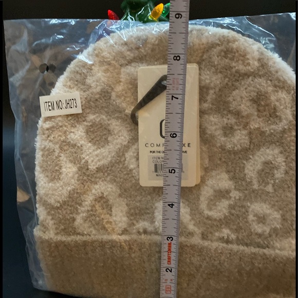 NEW Rich Taupe and Cream Winter Beanie Hat - Picture 5 of 5